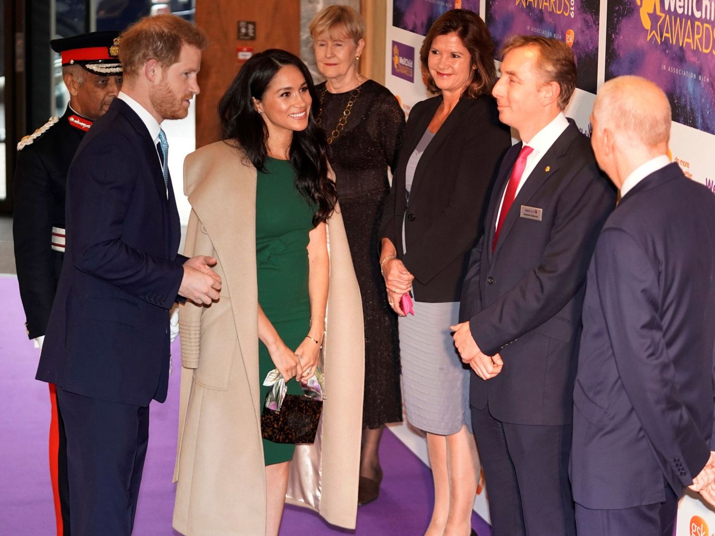 Los duques de Sussex, con los responsables de la fundación Well Child. (Reuters)