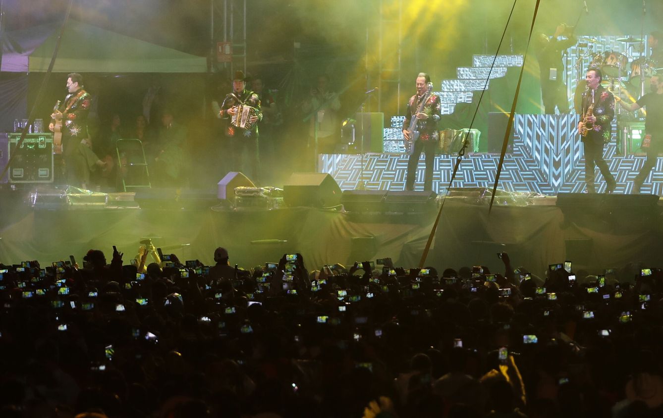 Los Tigres del Norte en concierto durante la ceremonia por el 212 aniversario del Grito de independencia, en el Zócalo de Ciudad de México (México). (EFE José Méndez)