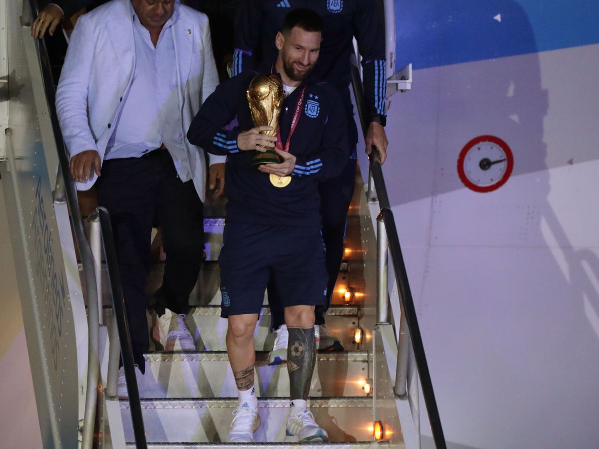 Foto: Messi llega a Buenos Aires con la Copa del Mundo. (EFE/Raúl Martínez)