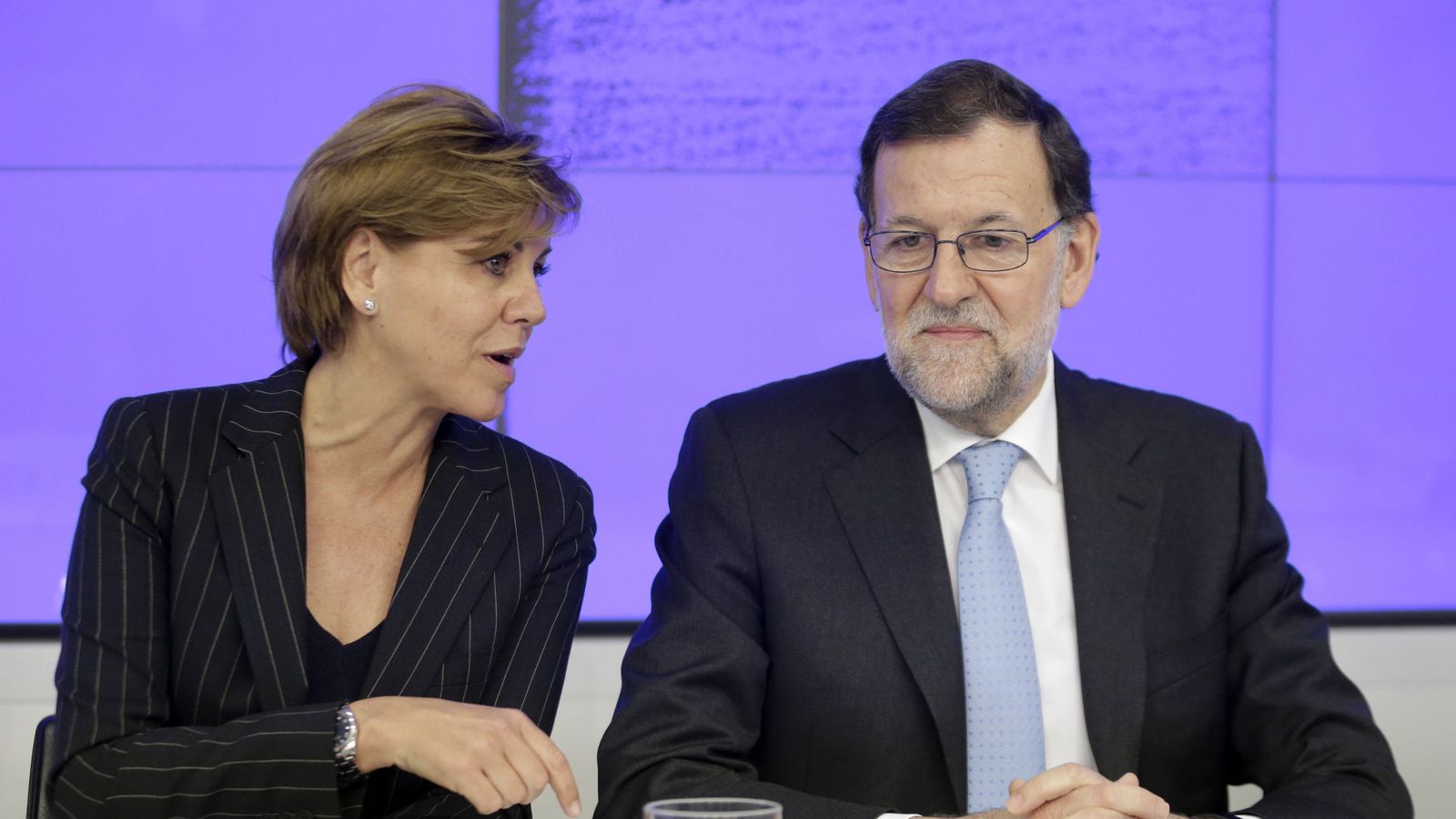 Foto: El jefe del Gobierno y líder del PP, Mariano Rajoy, acompañada por la secretaria general del partido, María Dolores de Cospedal. (EFE)