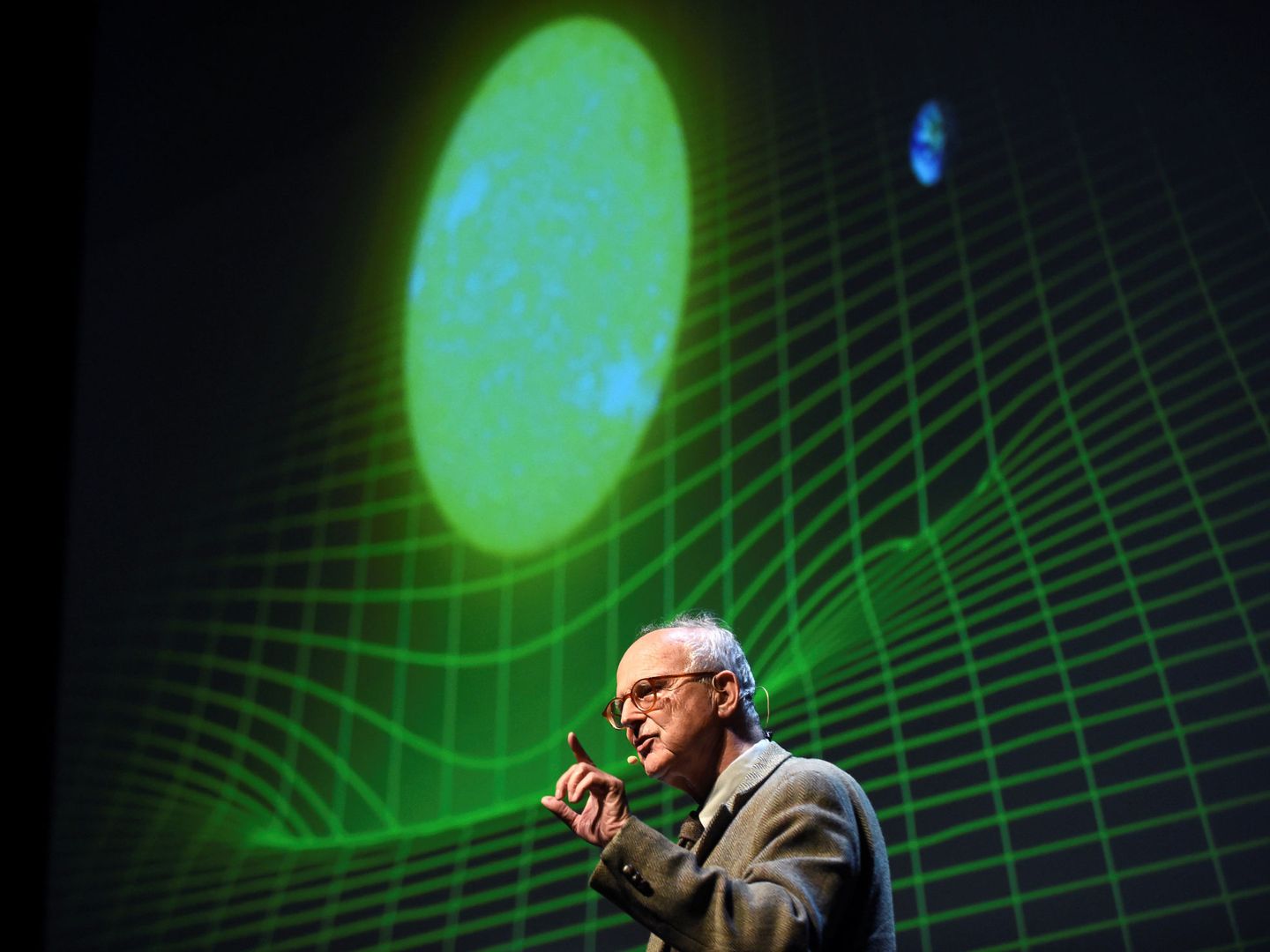 Rainer Weiss, reciente premio Nobel, da una charla sobre ondas gravitacionales en Berkeley (Reuters)