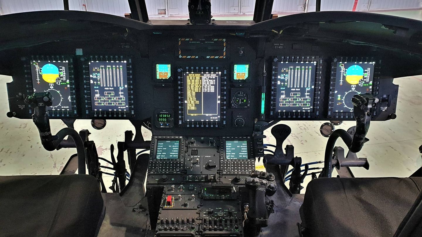 Cabina digital del nuevo CH-47F. El salto tecnológico respecto al modelo actual (ver foto anterior) es enorme. (J. F.)