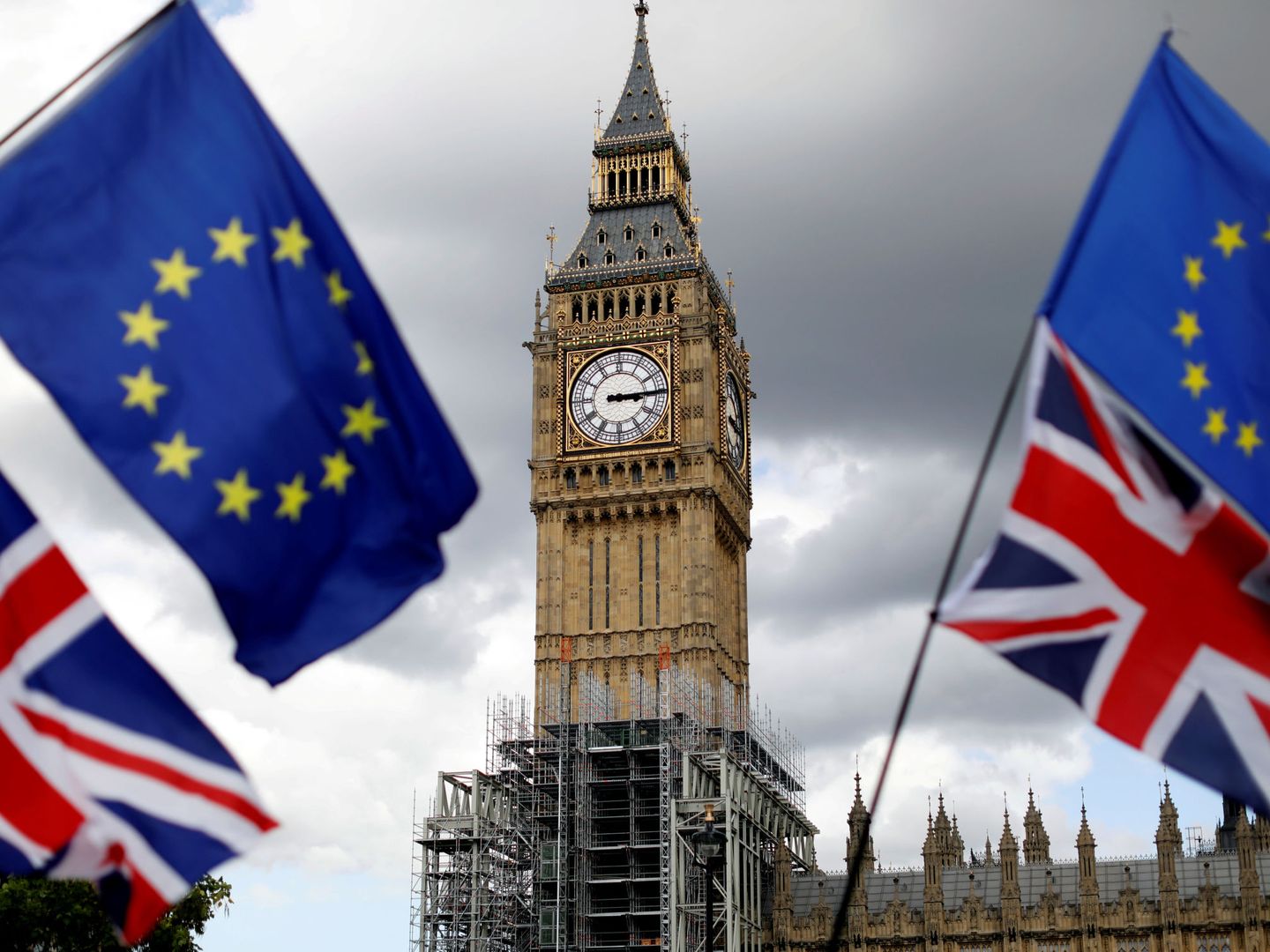 Banderas británicas y europeas con el Parlamento británico de fondo. (Reuters)