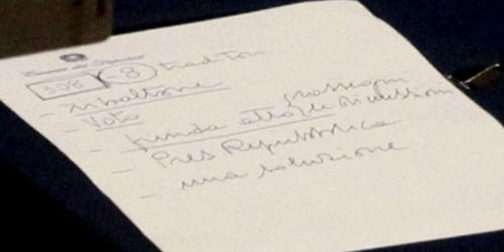 Foto: Berlusconi escribe en su 'chuleta' "dimito" y "8 traidores'