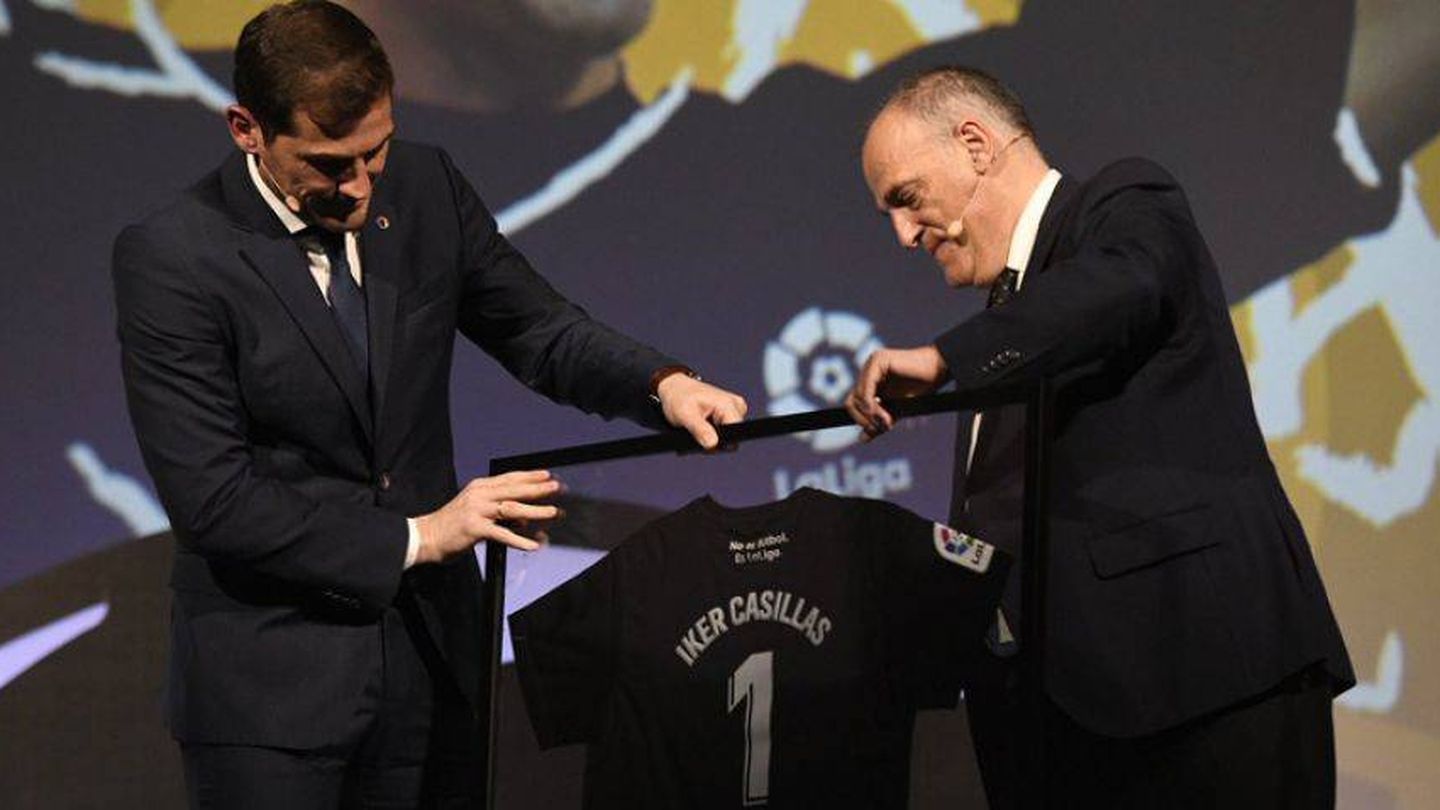 Iker Casillas, junto a Javier Tebas, cuando el presidente de LaLiga le hizo embajador. (EFE)