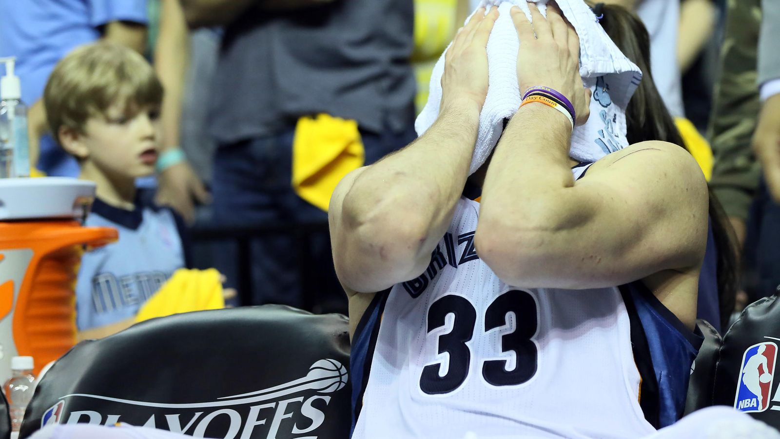 Foto: Marc Gasol, desolado en el banquillo tras ser eliminado por los Golden State Warriors.