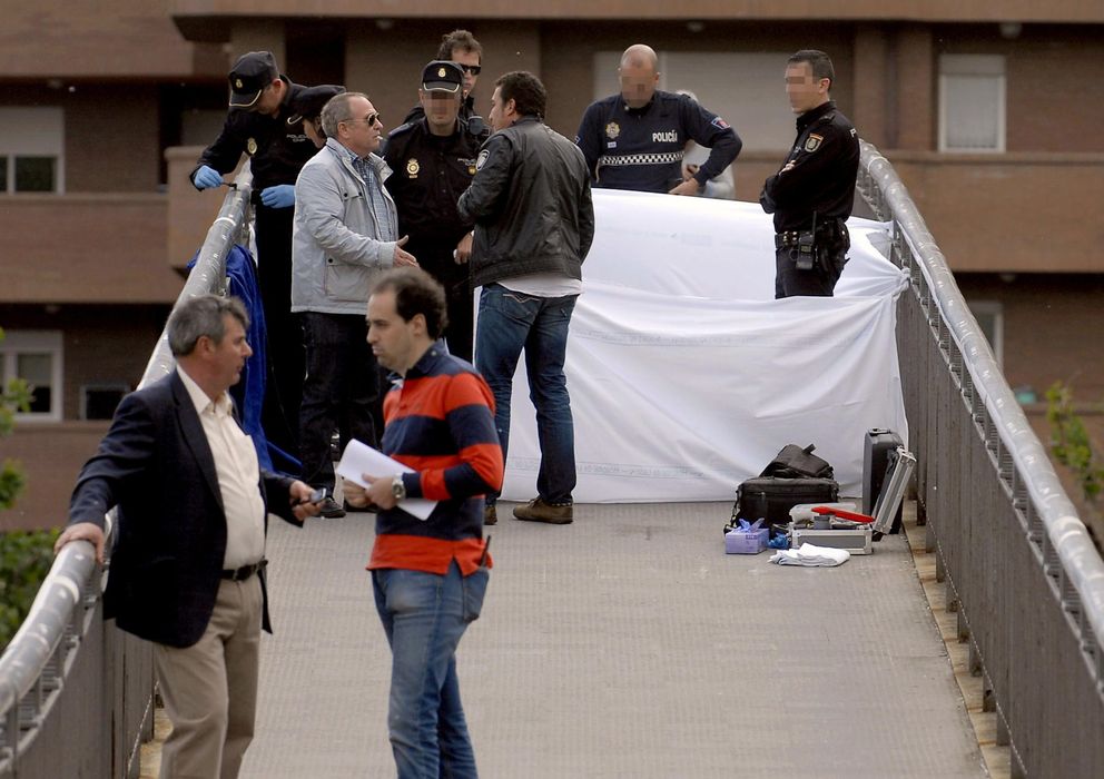 Foto: Efectivos de la policía junto al cadáver de la presidenta de la Diputación de León, Isabel Carrasco. (EFE)