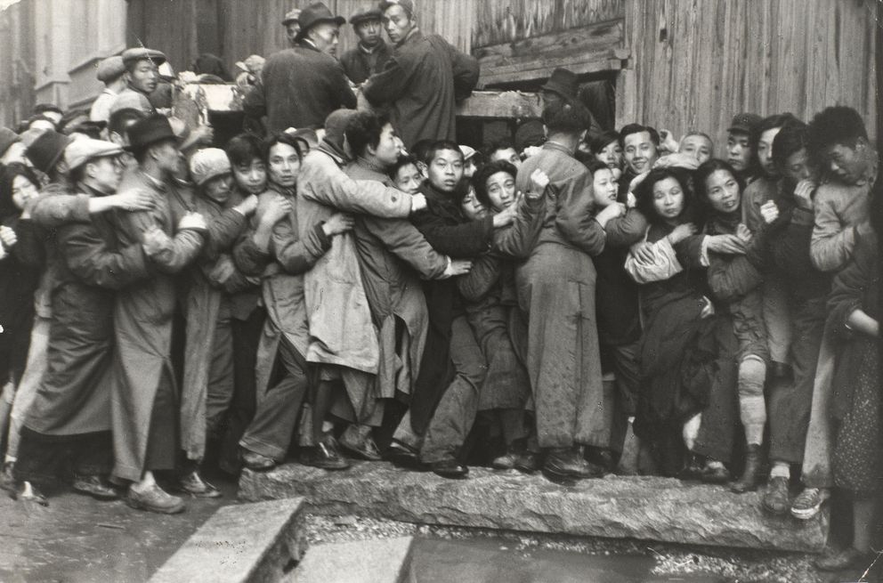 Multitud esperando delante de un banco para sacar el oro durante los últimos días de Kuomintang, Shanghái, China, diciembre 1948 Gelatina de plata, copia realizada en los años 60 Colección Fundación Henri Cartier-Bresson, París