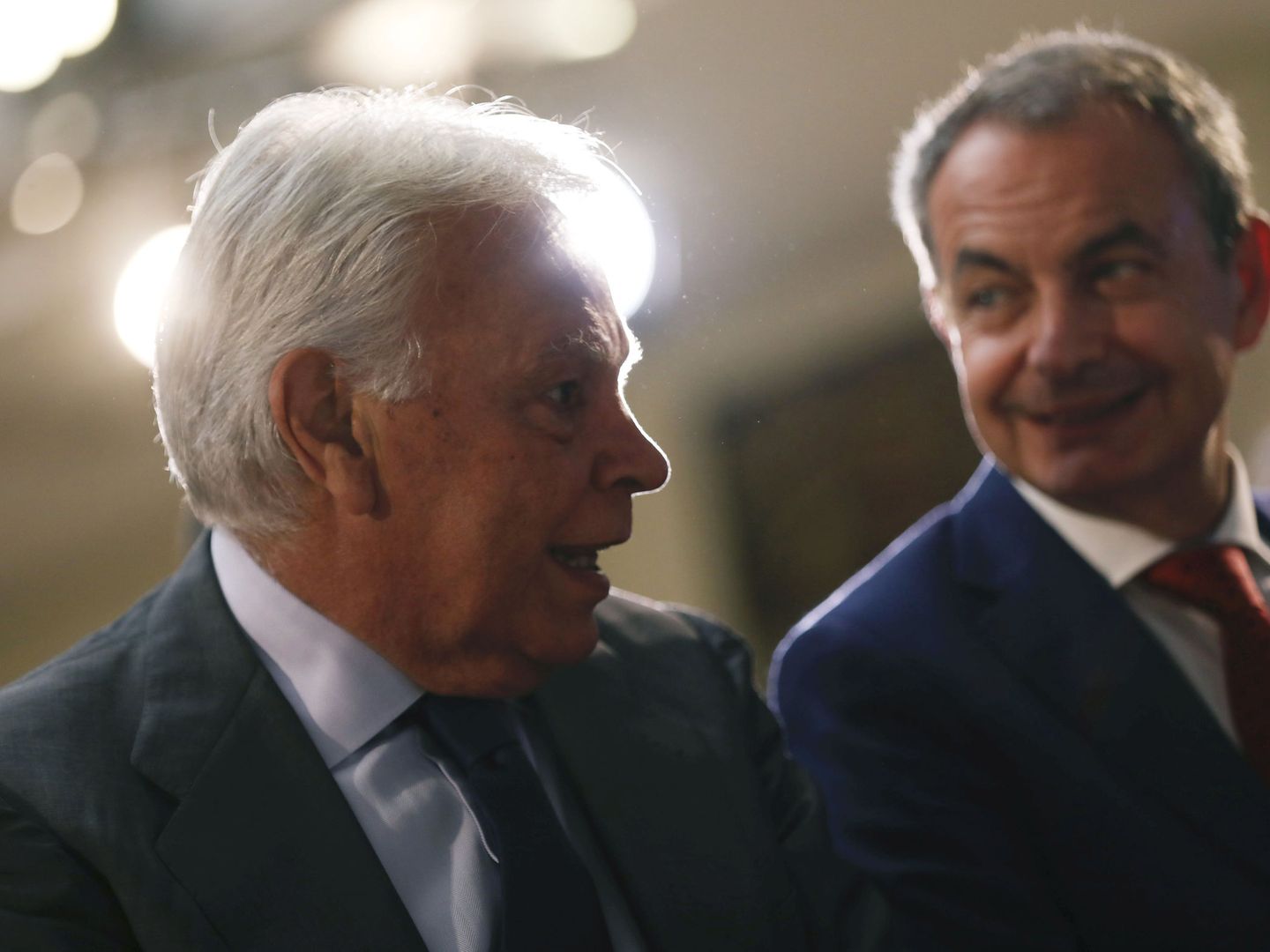 Los expresidentes del Gobierno Felipe González y José Luis Rodríguez Zapatero, el pasado 1 de octubre en el acto en La Moncloa de entrega de los 'sellos de ETA'. (Reuters)