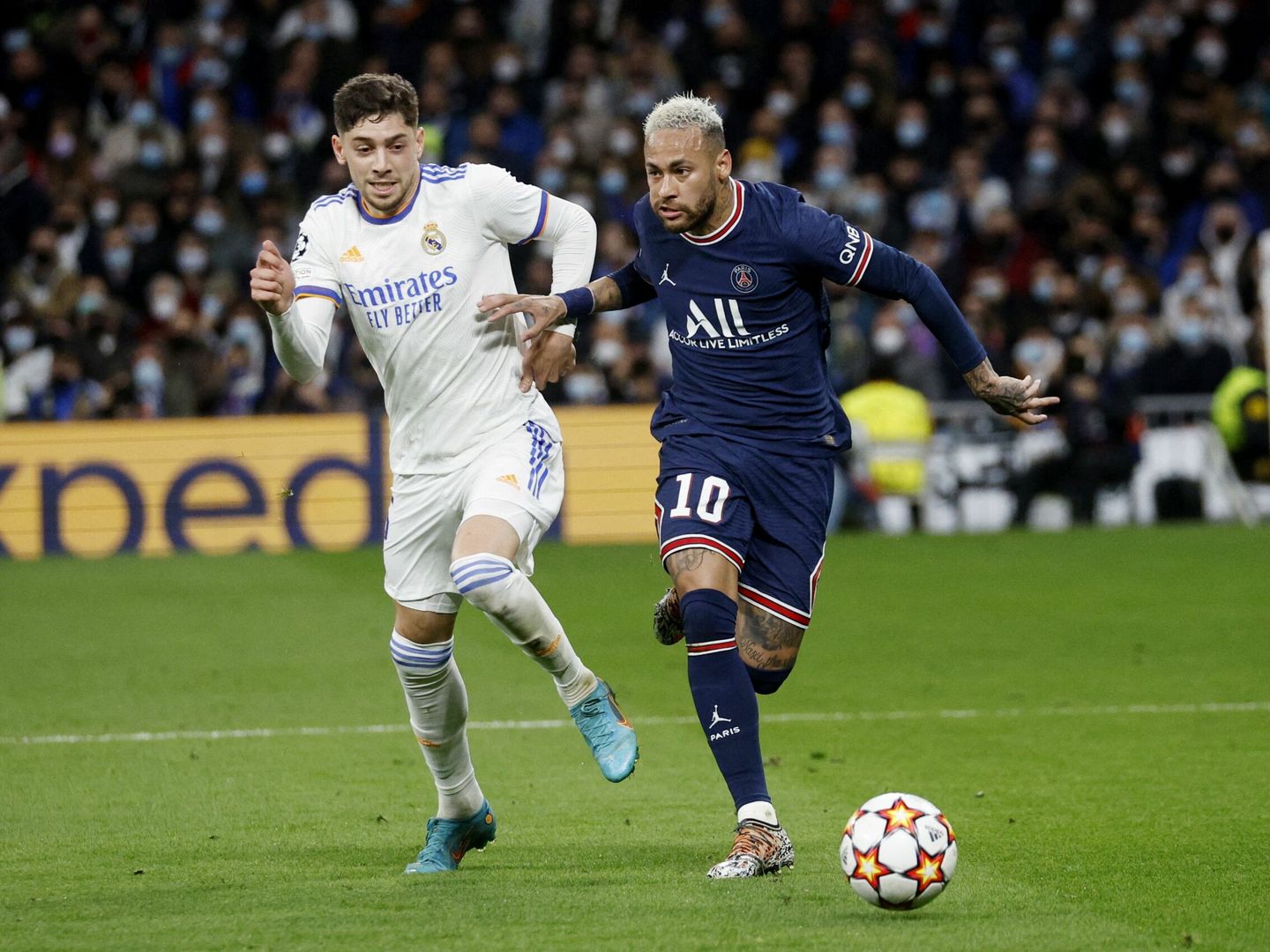 Neymar en una carrra con Fede Valverde en el Bernabéu