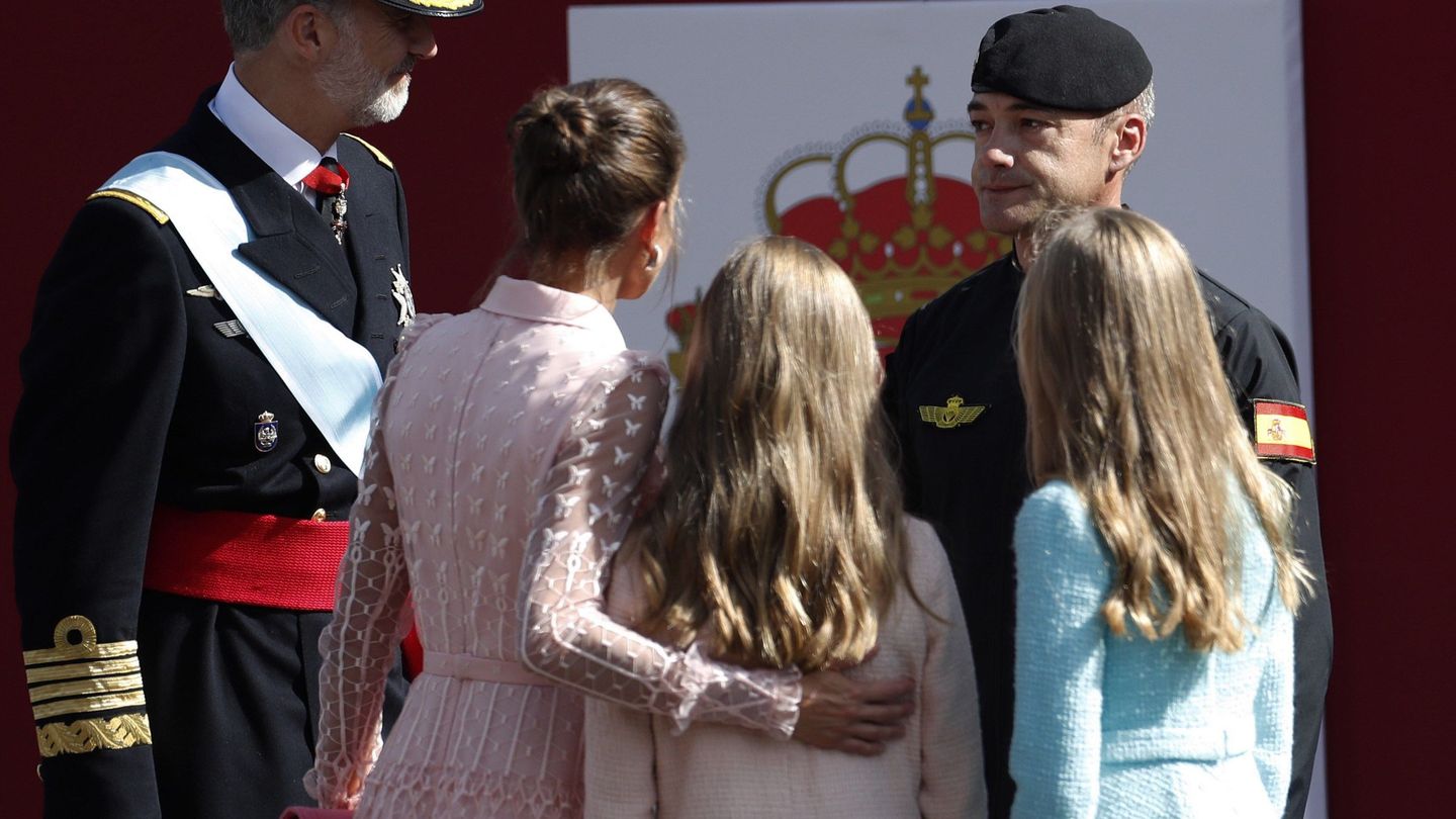 La Familia Real saluda al paracaidista accidentado. (EFE)