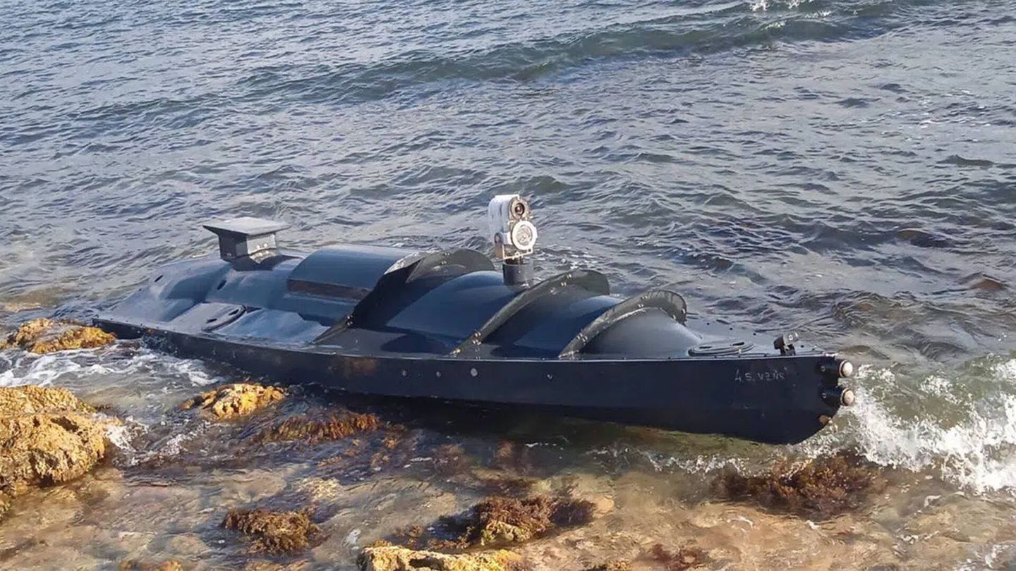 La nave explosiva supuestamente ucraniana encontrada por los rusos hace unas semanas sería el mismo modelo que las usadas en el enjambre que puede haber unido la fragata Almirante Makarov. (Ministerio de Defensa de Rusia)