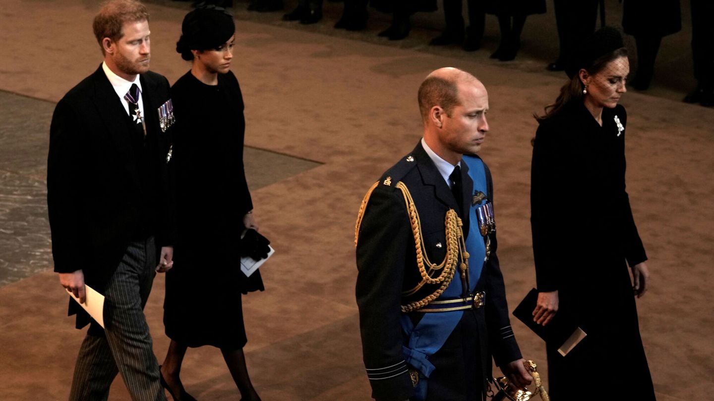Los príncipes de Gales, seguidos por los Sussex. (Reuters)