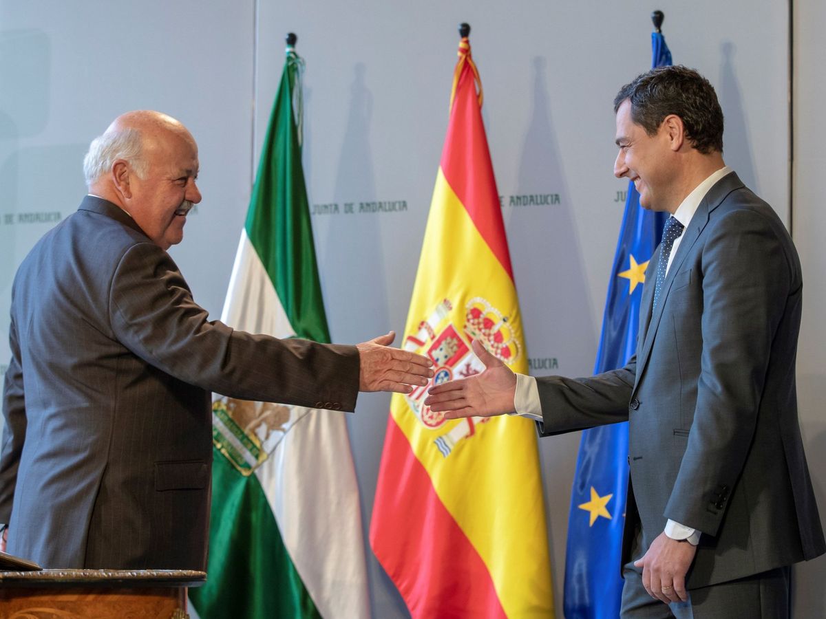 Foto: El consejero de Salud, Jesús Aguirre, en su toma de posesión en enero del año pasado, junto al presidente andaluz, Juanma Moreno. (EFE)