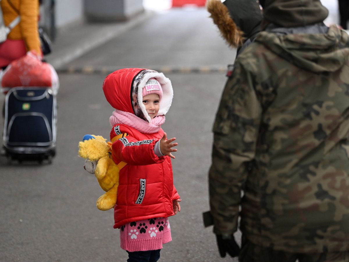 Foto: Una menor ucraniana llega a Polonia a través de la frontera. (EFE/EPA/Darek Delmanowicz)