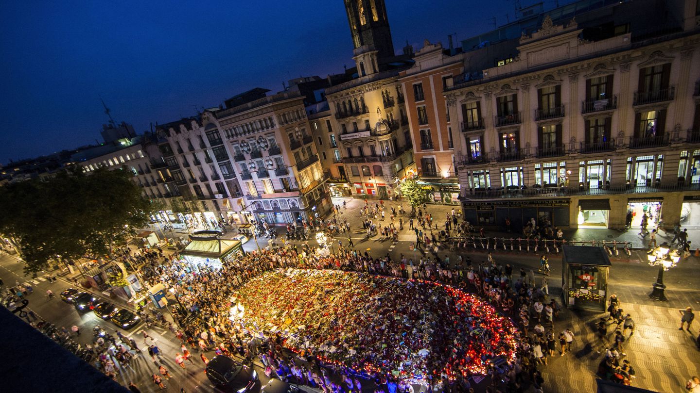 Manifestación en las calles de Barcelona para condenar los atentados del 17-A. (EFE)