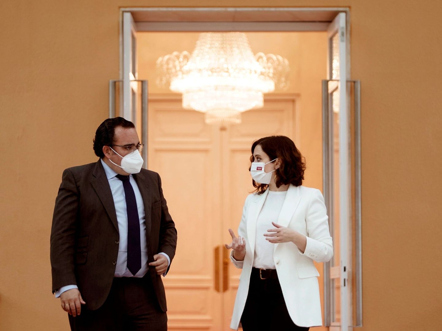 La presidenta de la Comunidad de Madrid, Isabel Díaz Ayuso y el alcalde de Boadilla del Monte, Javier Ubeda, tras una reunión. (EFE)