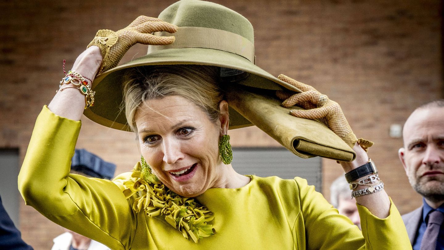 La reina Máxima con su sombrero al viento en un acto reciente. (LP)