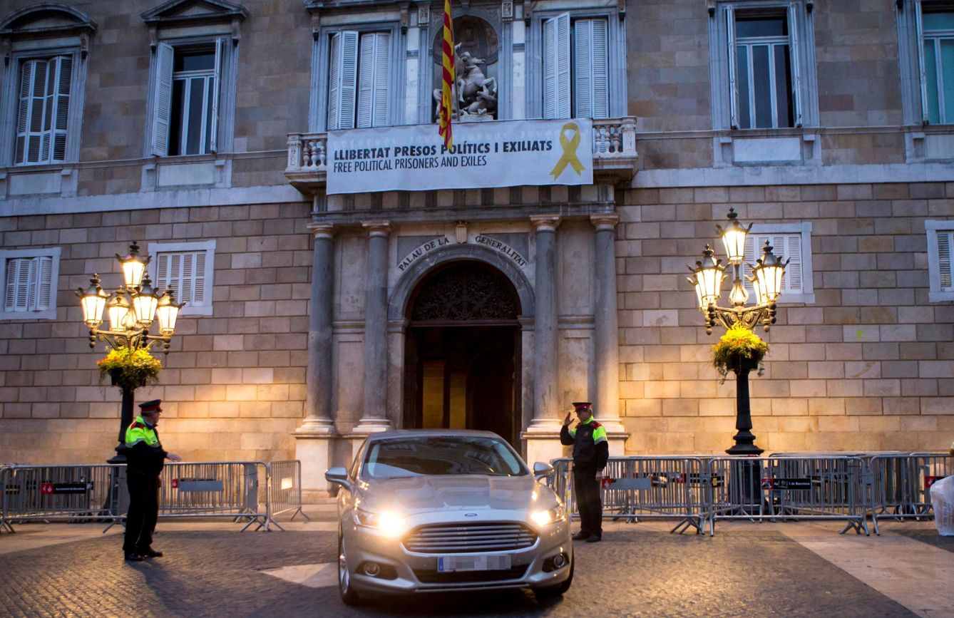 El presidente de la Generalitat de Cataluña, Quim Torra, sale en coche oficial del Palau. (EFE)