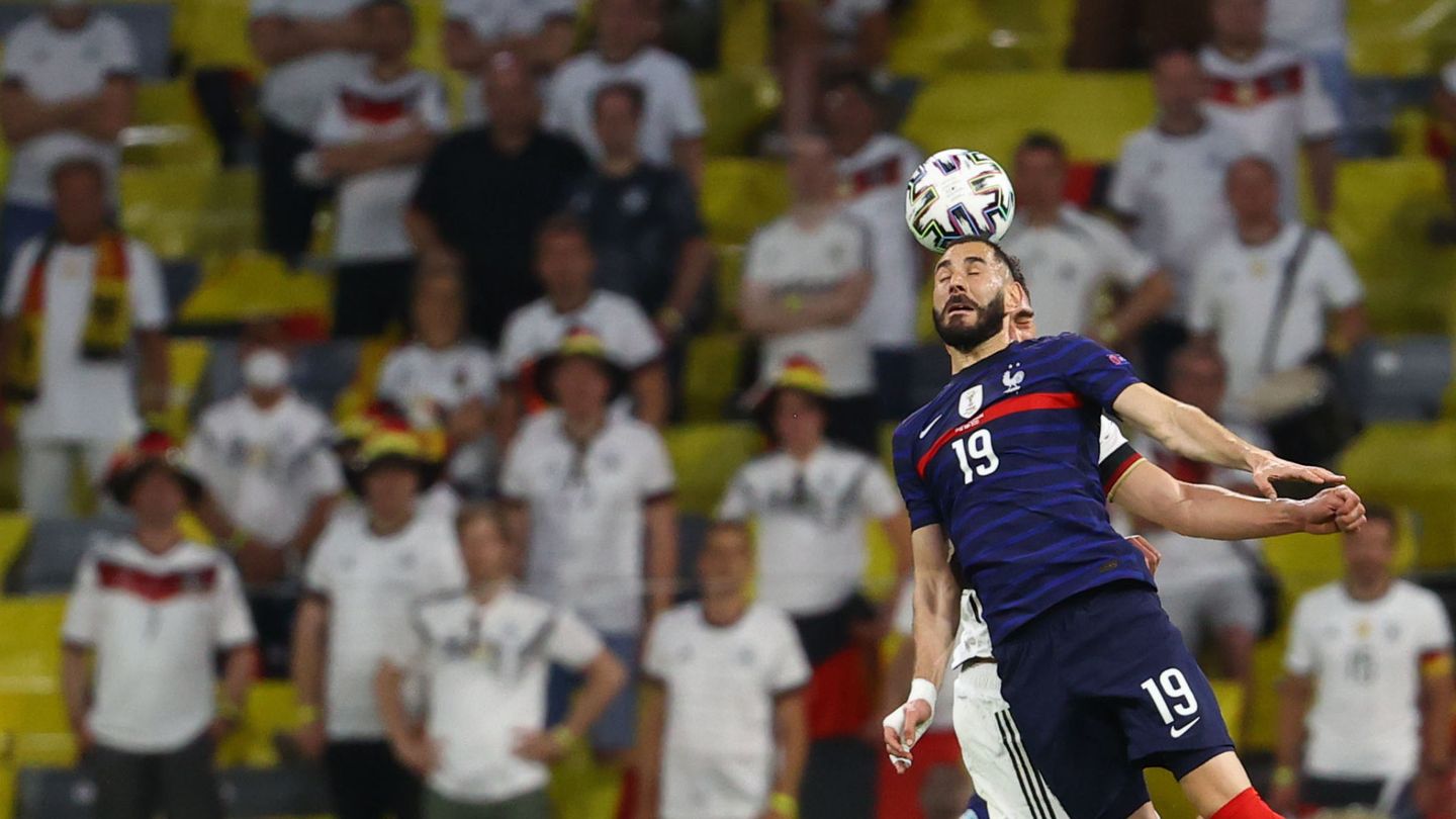 Benzema pugna por un balón aéreo. (Reuters)