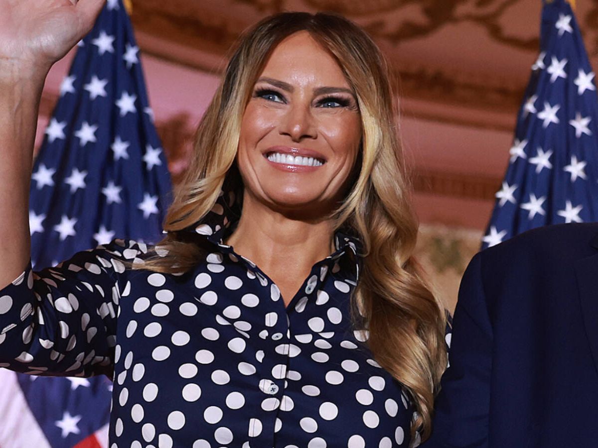 Foto: A través de mechas en tonos mucho más claros, la melena de Melania Trump se veía notablemente más rubia. (Getty/Joe Raedle)