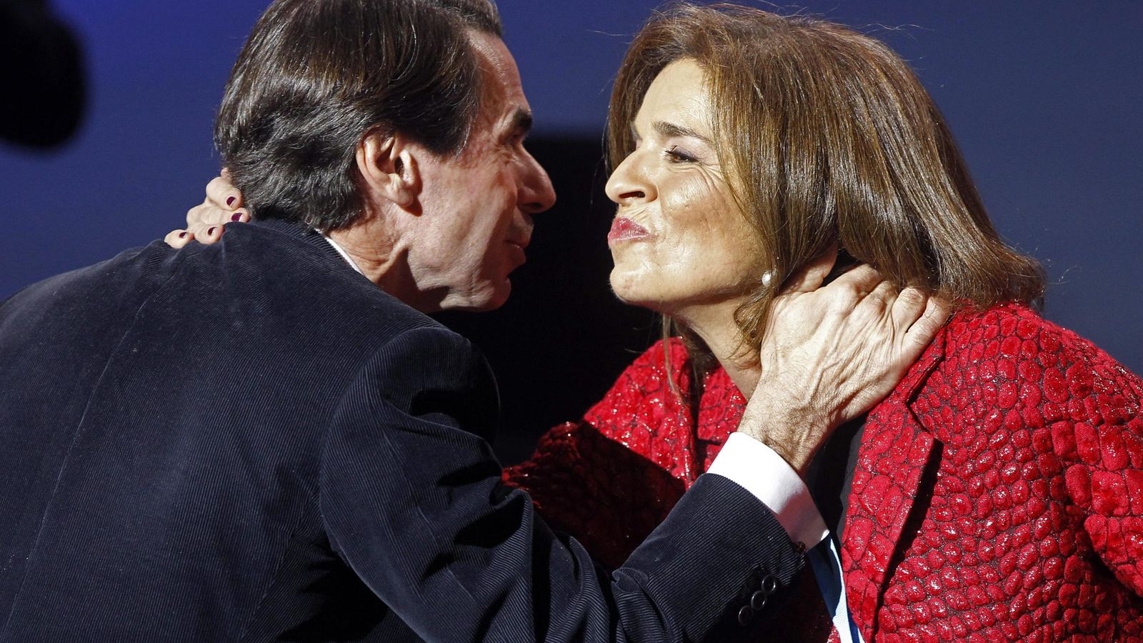 Foto: La ex alcaldesa de Madrid, Ana Botella, saluda a su marido, el presidente de honor del PP y expresidente del Gobierno, José María Aznar. (EFE)