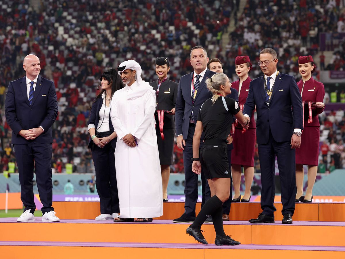 Foto: Fouzi Lekjaa (d) y Gianni Infantino (i) en el partido por el tercer puesto en el Mundial de Qatar. (Getty/Clive Brunskill)