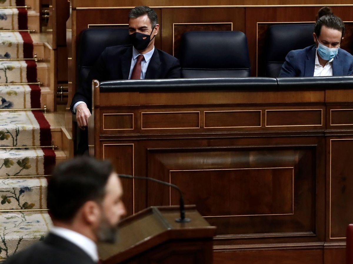 Foto: Sánchez (i) e Iglesias (d), durante la intervención del líder de Vox, Santiago Abascal, en la moción de censura. (EFE)