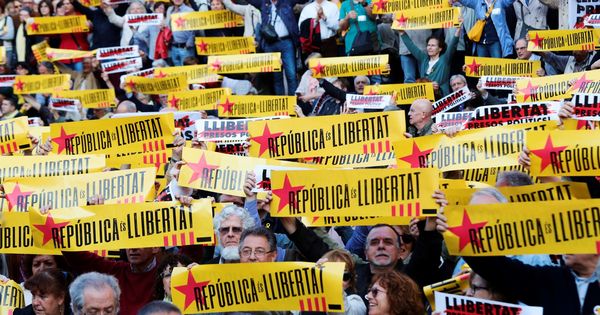 Foto: Centenares de personas reclaman libertad para los "presos políticos" en Barcelona. (EFE)