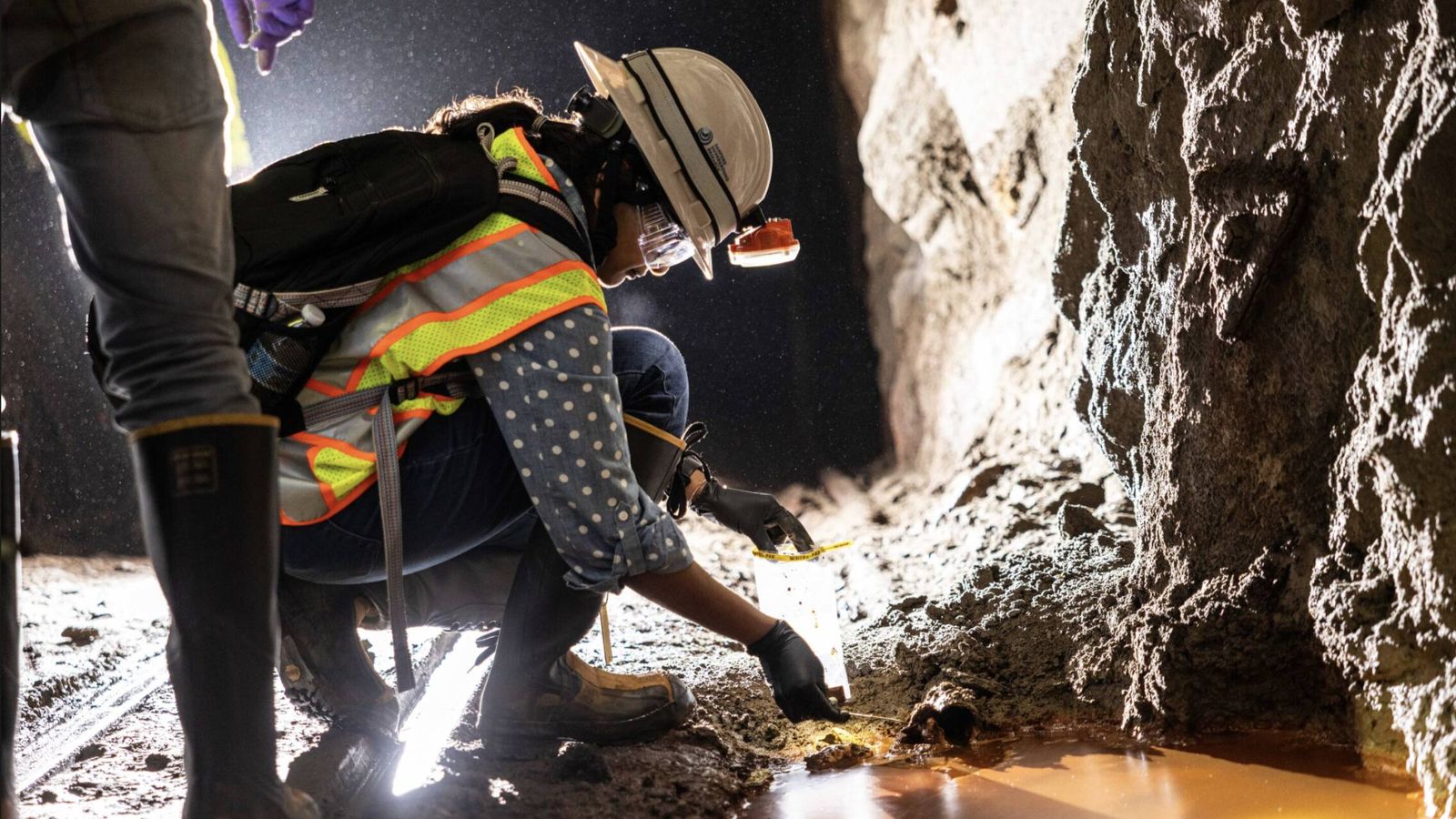 EEUU explora una cueva a 1.700 metros de profundidad y encuentra seres vivos capaces de convertir el CO₂ en piedra