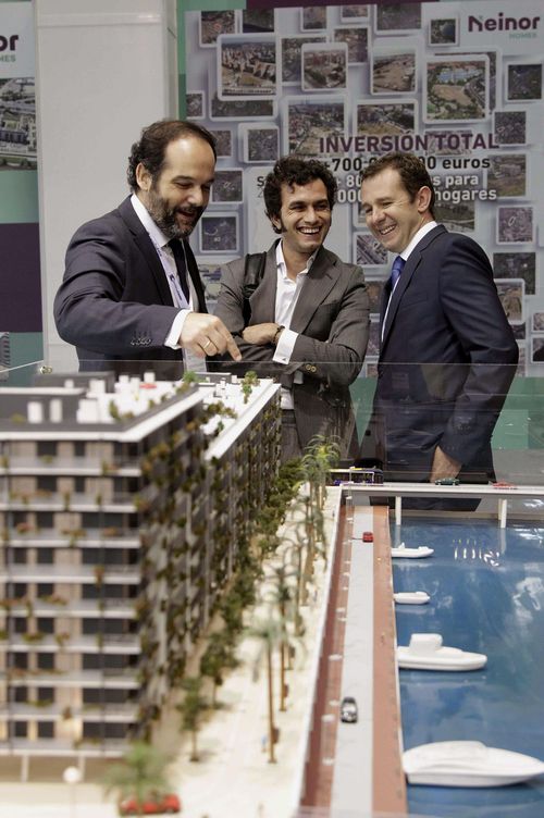 Asistentes al salón inmobiliario Barcelona Meeting Point. (EFE)