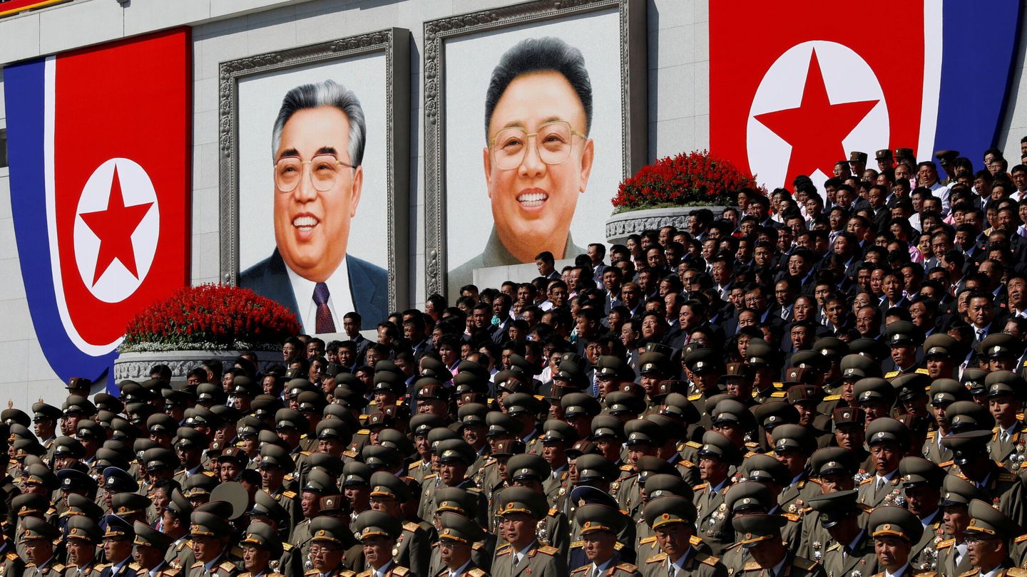 Carteles de los líderes Kim Il Sung y Kim Jong Il. (Reuters/ Danish Siddiqui)