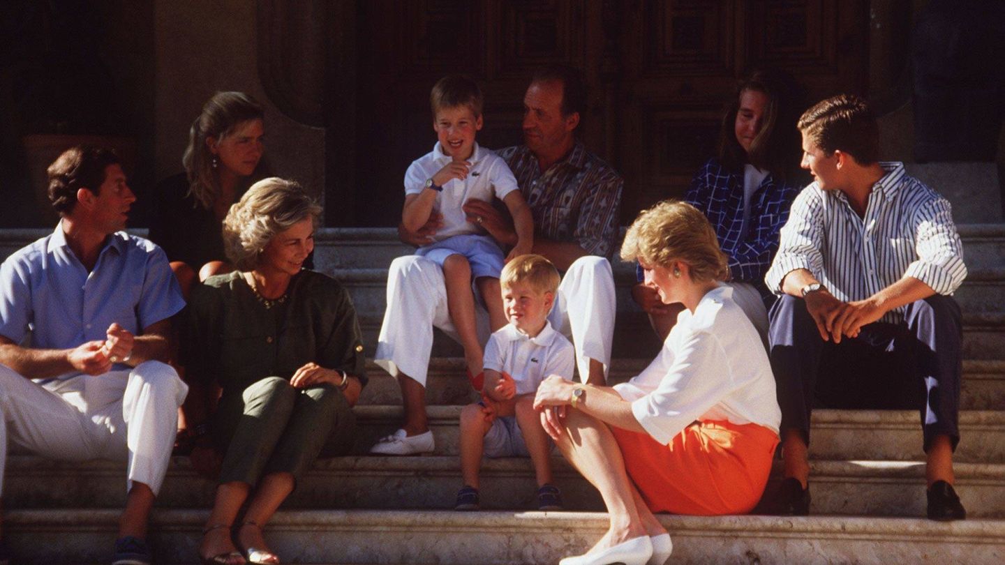 Carlos, Diana y sus hijos, con la familia real española en Mallorca.
