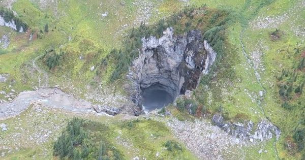 Foto: La impresionante apertura de la cueva, desde el aire. (Catherine Hickson/YouTube)