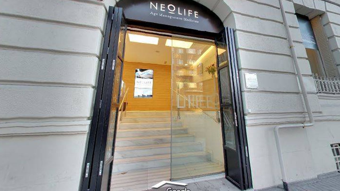 Una imagen de la puerta de la clínica Neolife. (Google)