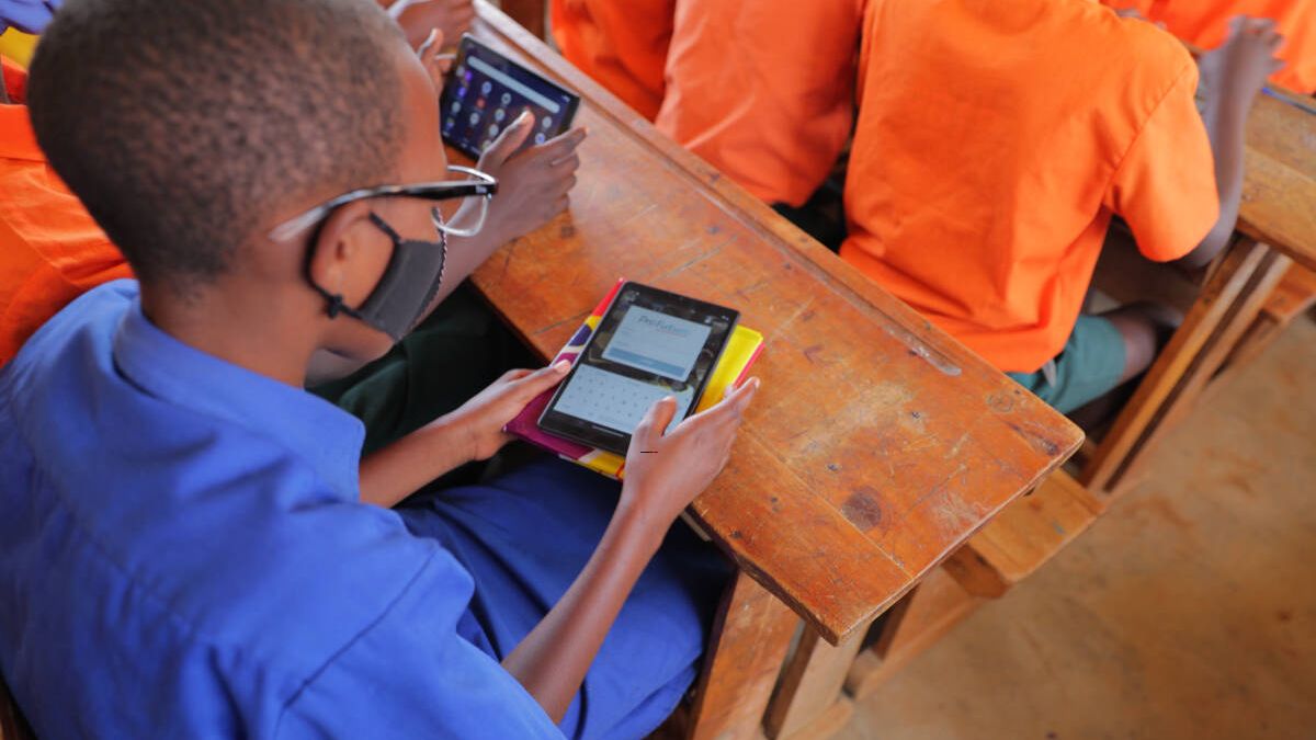 Educación digital en países en desarrollo: menos absentismo y más habilidades tecnológicas