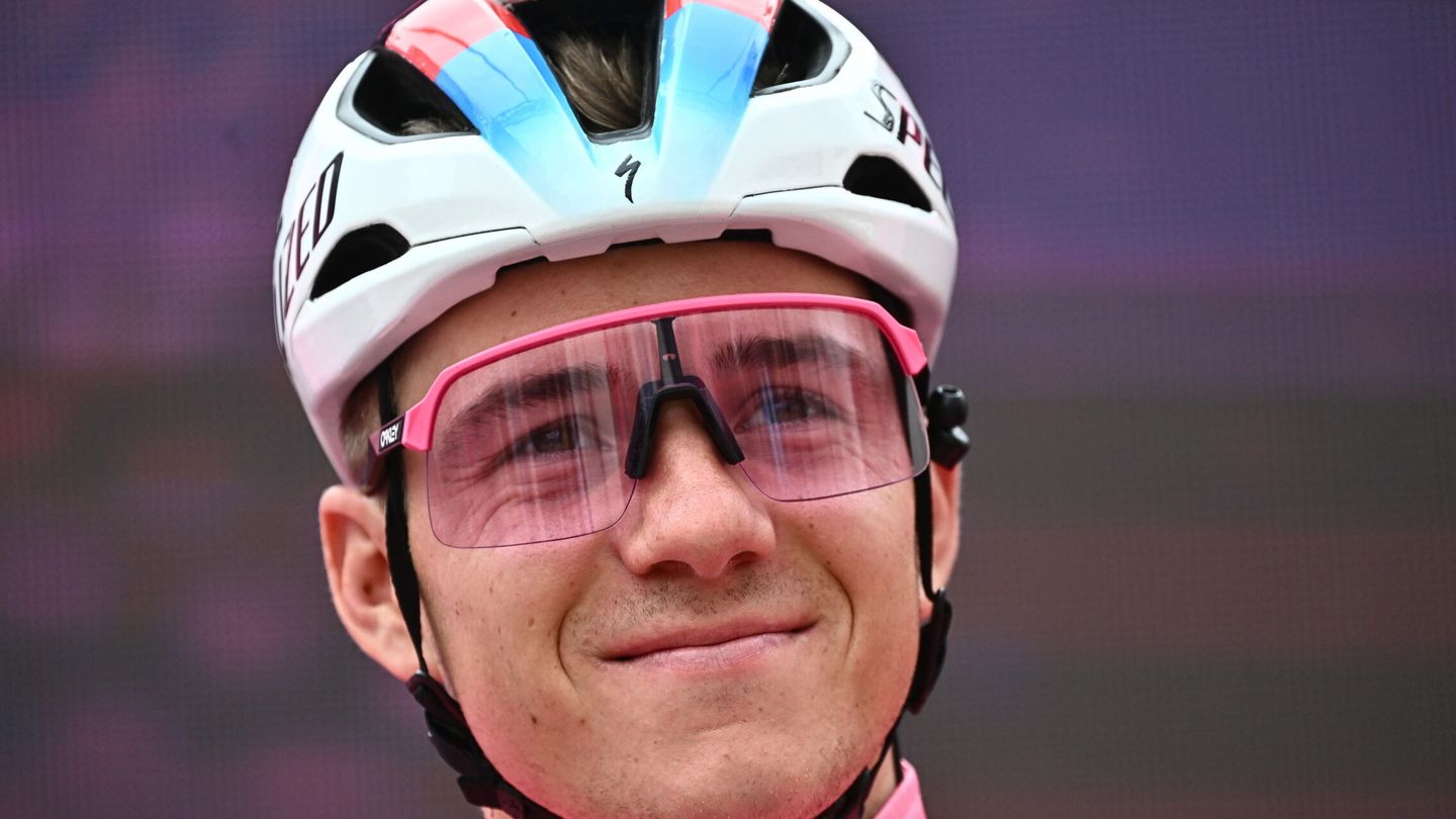 Evenepoel se mantiene como líder del Giro. (EFE/Chema Moya)
