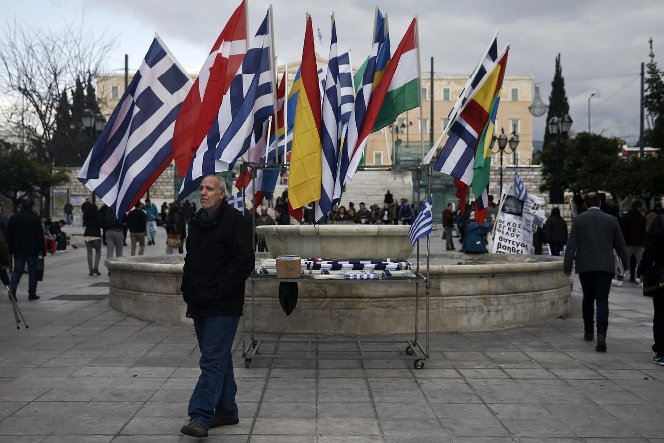 La bandera española junto a la griega en la plaza Syntagma de Atenas (Reuters).