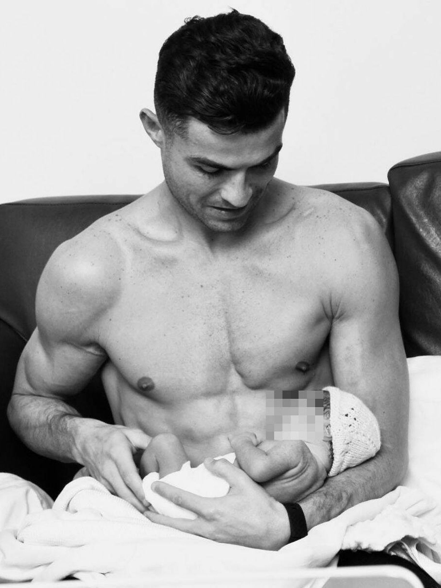Cristiano Ronaldo, con su hija recién nacida. (IG)