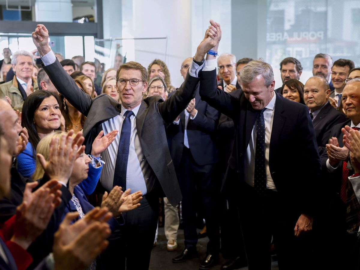 Foto: El líder del PP, Alberto Núñez Feijóo (i), celebra el resultado electoral en Galicia de la mano del presidente de la Xunta, Alfonso Rueda (d). (EFE/Mariscal)