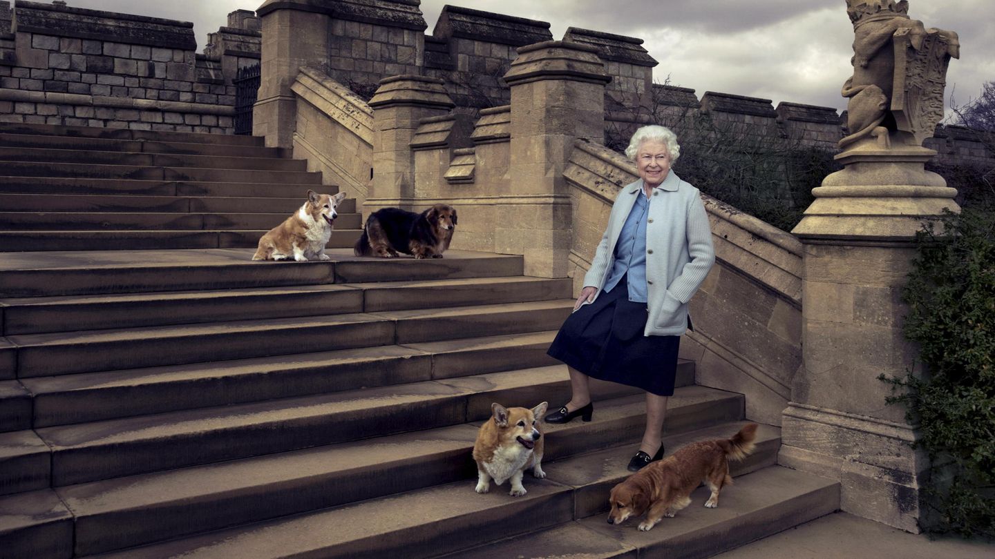 La reina Isabel II, junto a sus perros: dos corgis y dos dorgis.