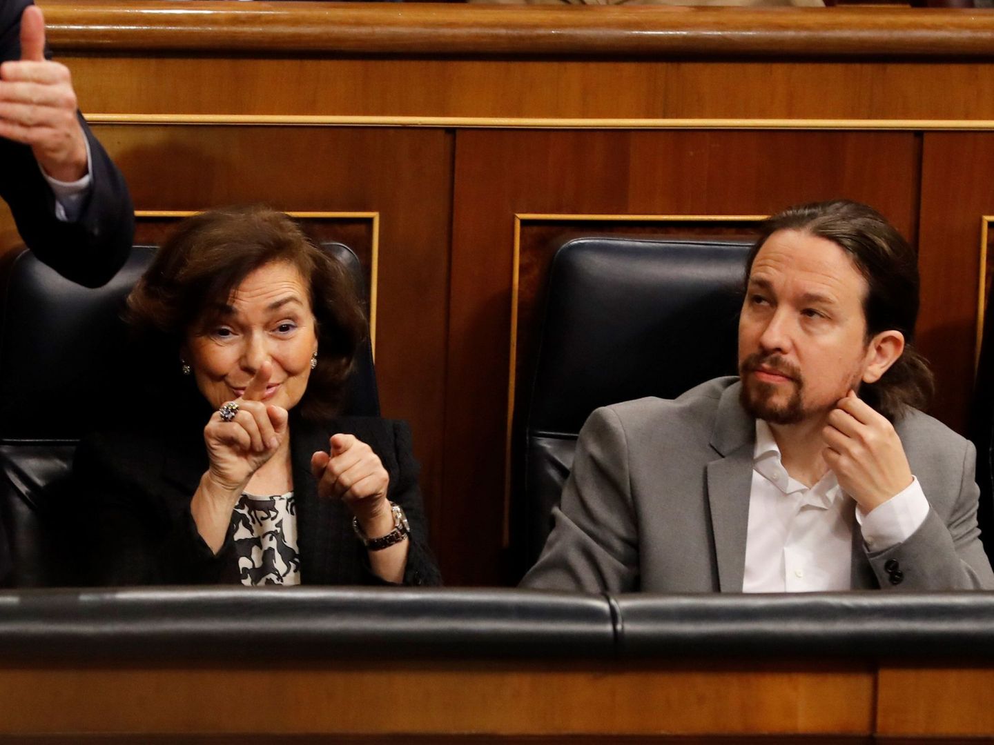 La vicepresidenta primera, Carmen Calvo (i), y el vicepresidente segundo, Pablo Iglesias (d). (EFE)