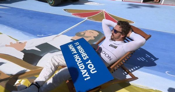 Foto: Alonso, tumbado después del GP de Hungría. (Formula 1)