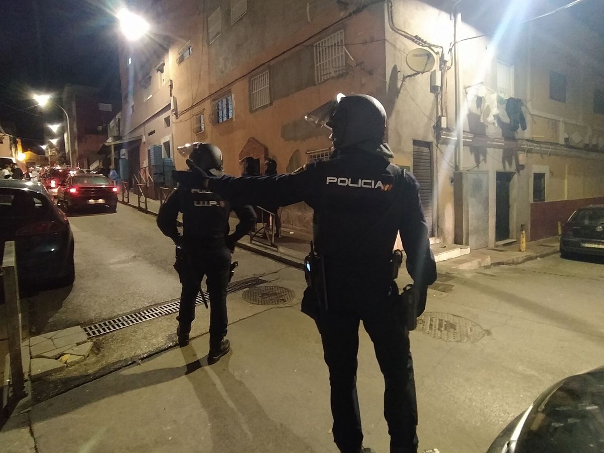 Foto: Fotografía de archivo del 4 de marzo de un control policial en el "Zoco" del barrio del Príncipe, en Ceuta. (EFE / ARCHIVO REDUAN)
