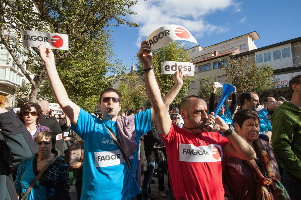 Empleados de edesa se manifiestan ante la sede del parlamento vasco