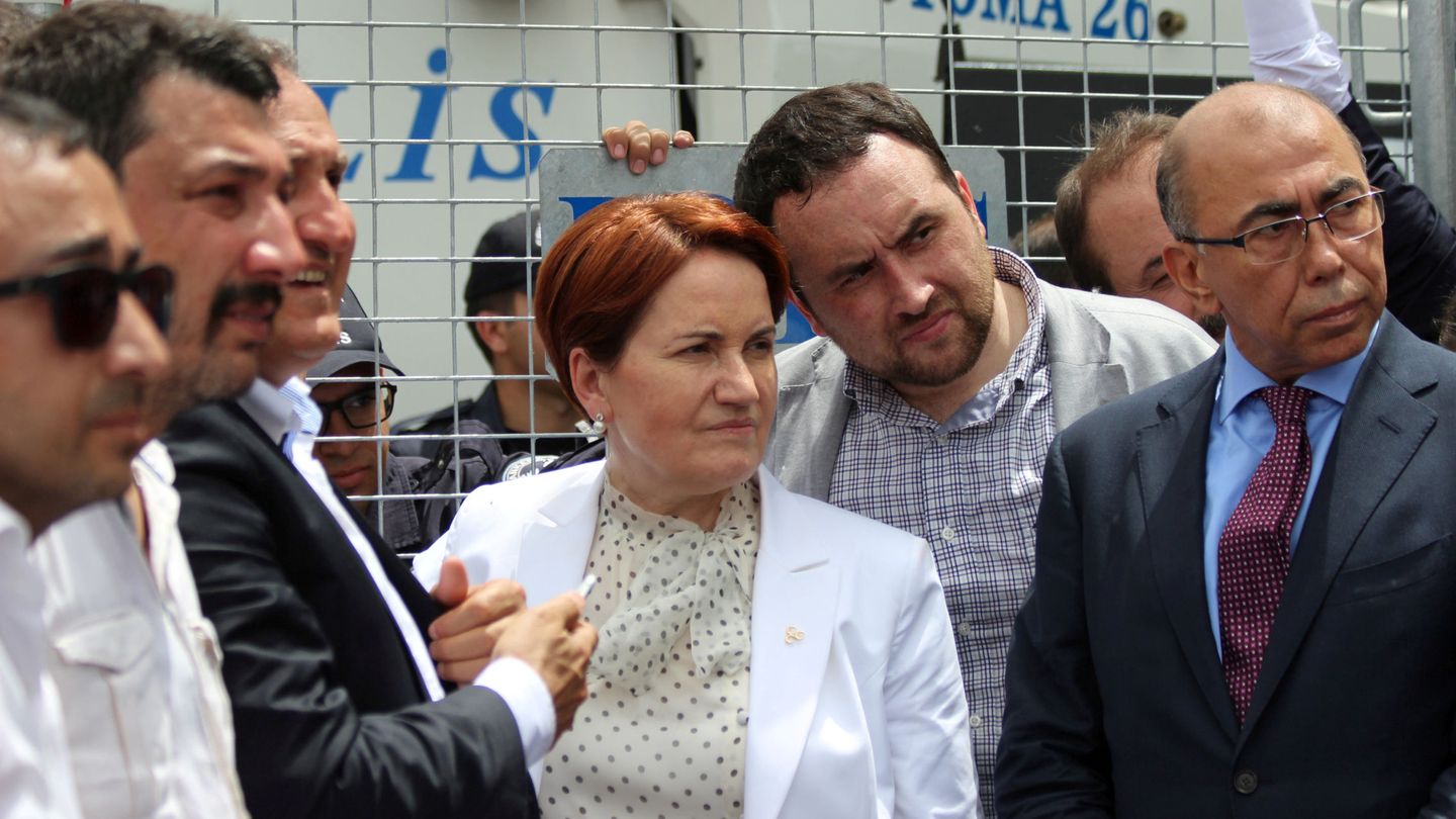 Meral Aksener y algunos de sus colaboradores tras un cordón policial que impidió la celebración de un congreso de disidentes del MHP en un hotel en Ankara, el 15 de mayo de 2016. (Reuters)