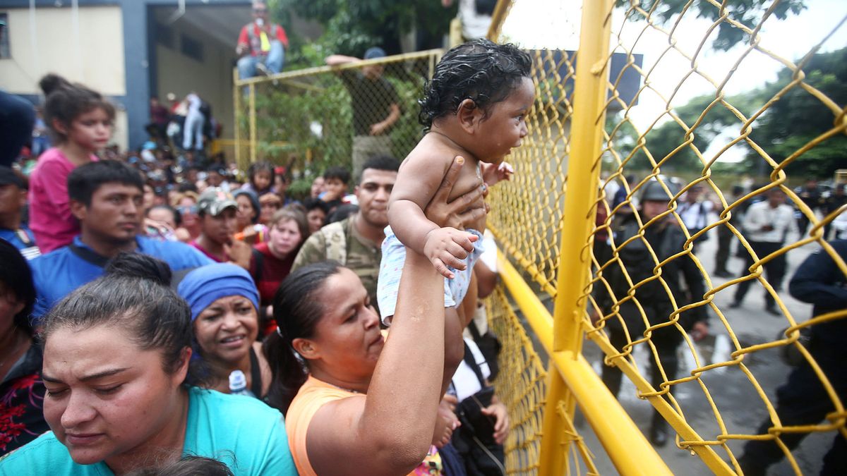 La caravana de hondureños rompe la valla de la frontera de Guatemala y entra en México