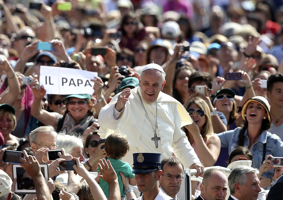 Foto: El Papa Francisco saluda a los peregrinos a su llegada a la Plaza de San Pedro, en el Vaticano (Reuters).