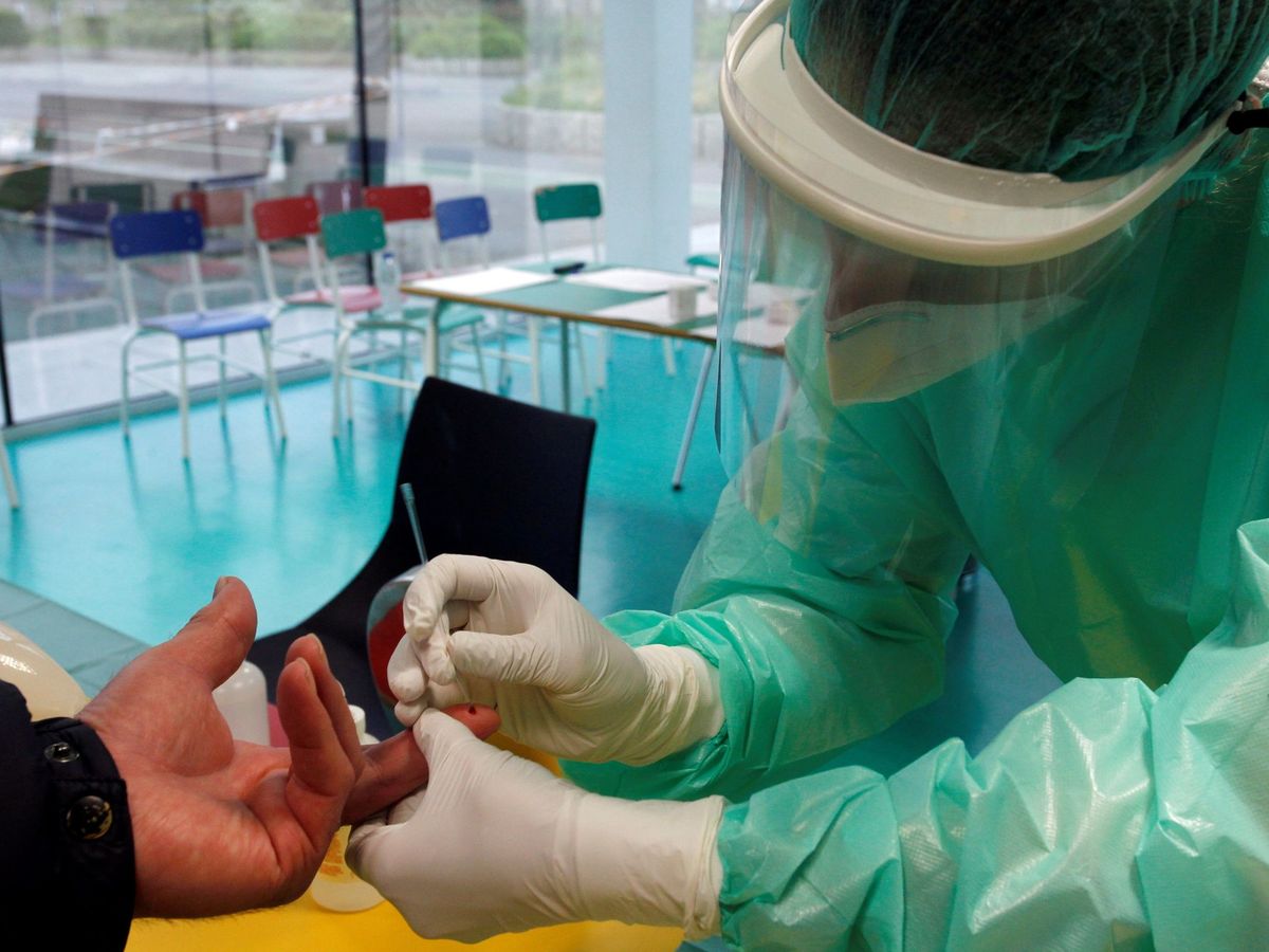 Foto: Un sanitario toma una muestra de sangre a un ciudadano en Ferrol. (EFE)