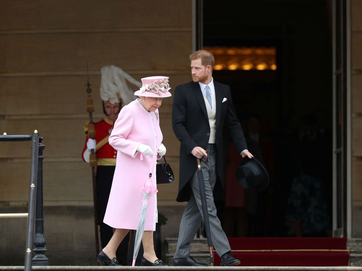 Foto: La reina, con su nieto Harry. (Reuters)